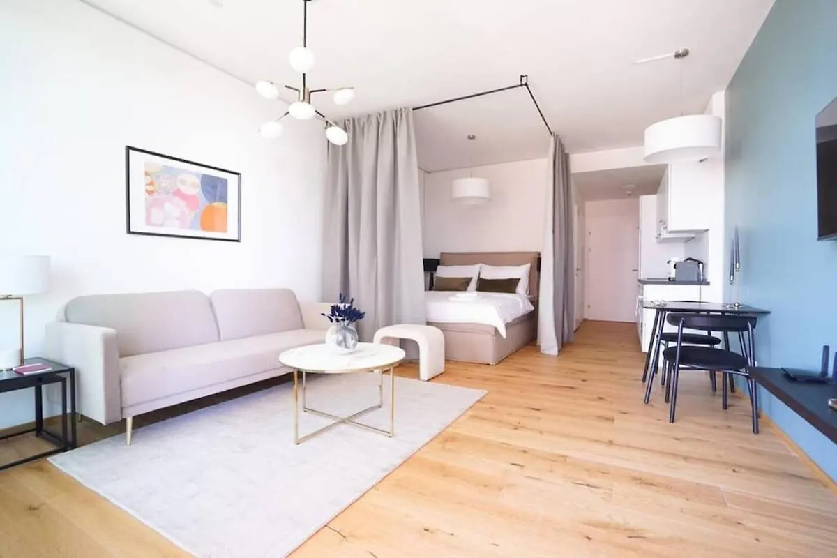 Apartment High Rise Balcony I Roof Top Pool I Close To Metro Vienna