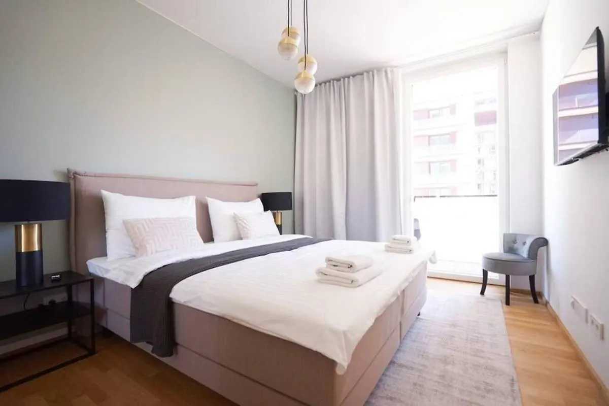 Apartment High Rise Balcony I Roof Top Pool I Close To Metro Vienna