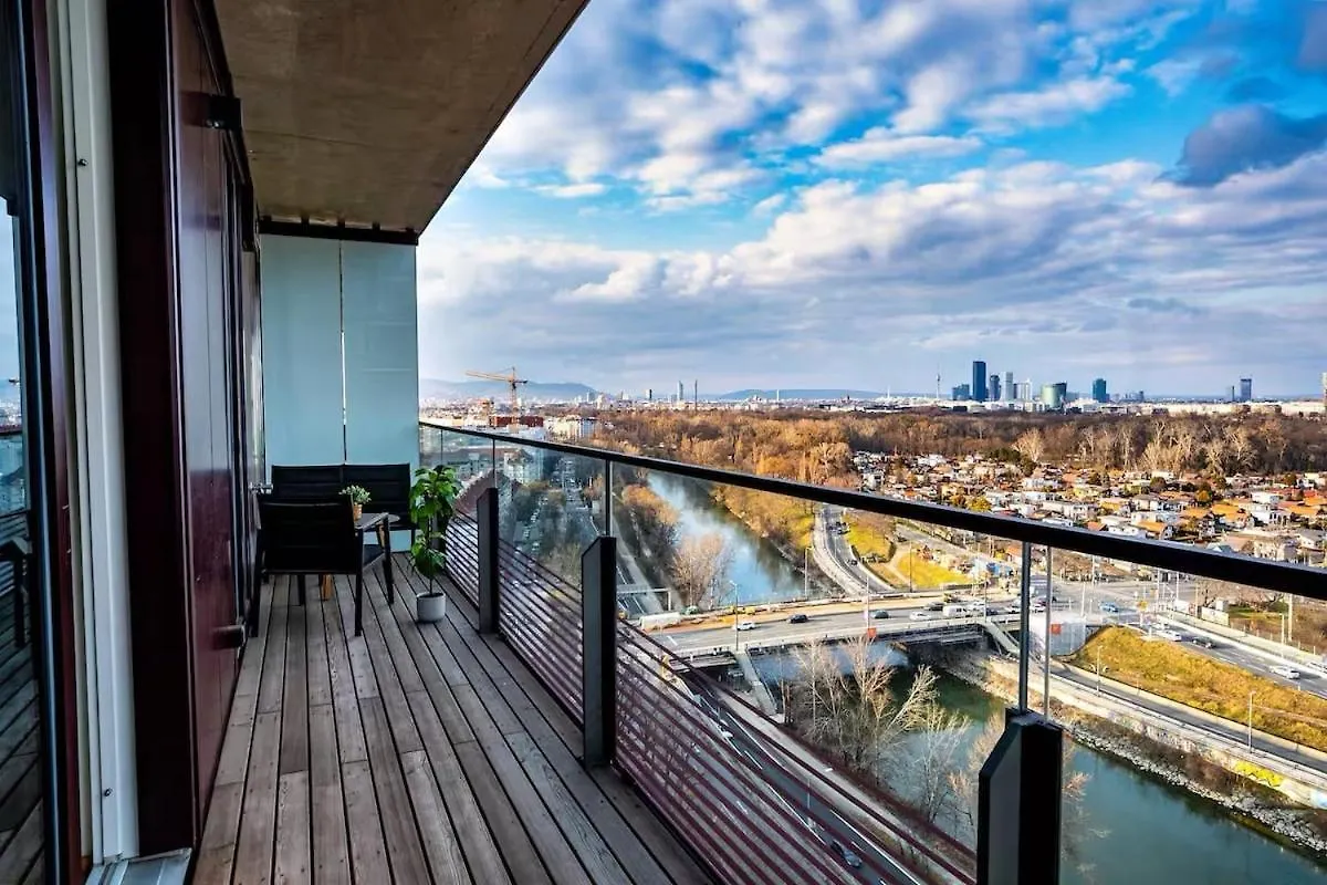 High Rise Balcony I Roof Top Pool I Close To Metro Vienna 0*,  Austria