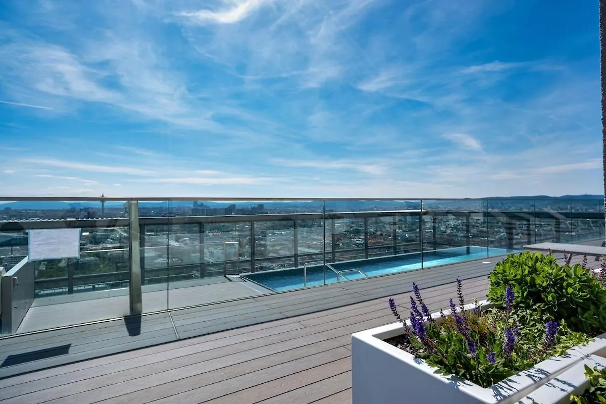 High Rise Balcony I Roof Top Pool I Close To Metro Vienna