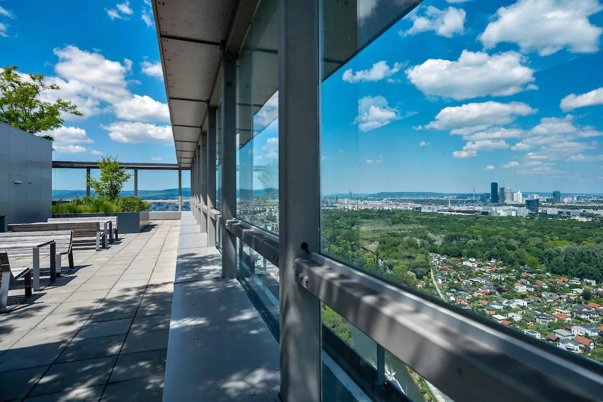 High Rise Balcony I Roof Top Pool I Close To Metro Vienna Apartment