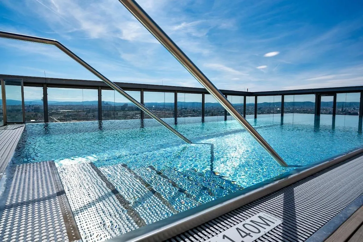 High Rise Balcony I Roof Top Pool I Close To Metro Vienna