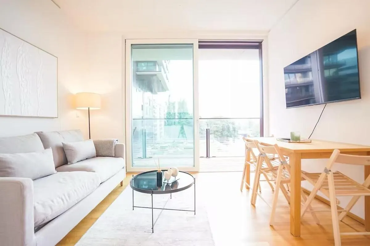 High Rise Balcony I Roof Top Pool I Close To Metro Viena