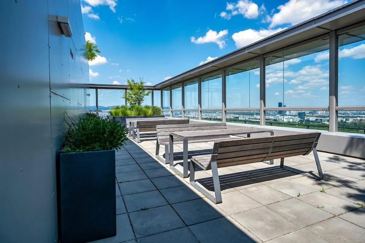 High Rise Balcony I Roof Top Pool I Close To Metro Vienne