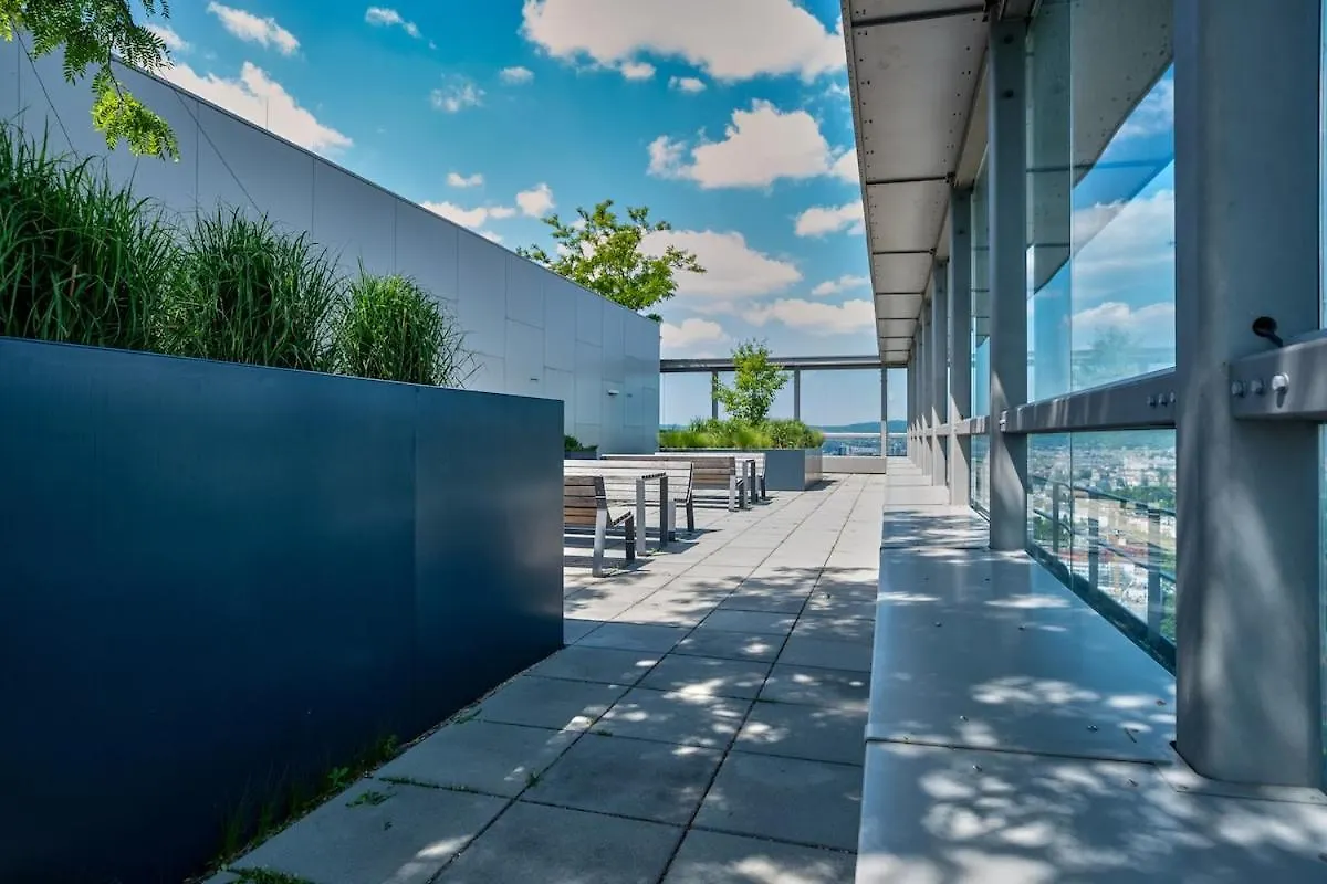 High Rise Balcony I Roof Top Pool I Close To Metro Viena