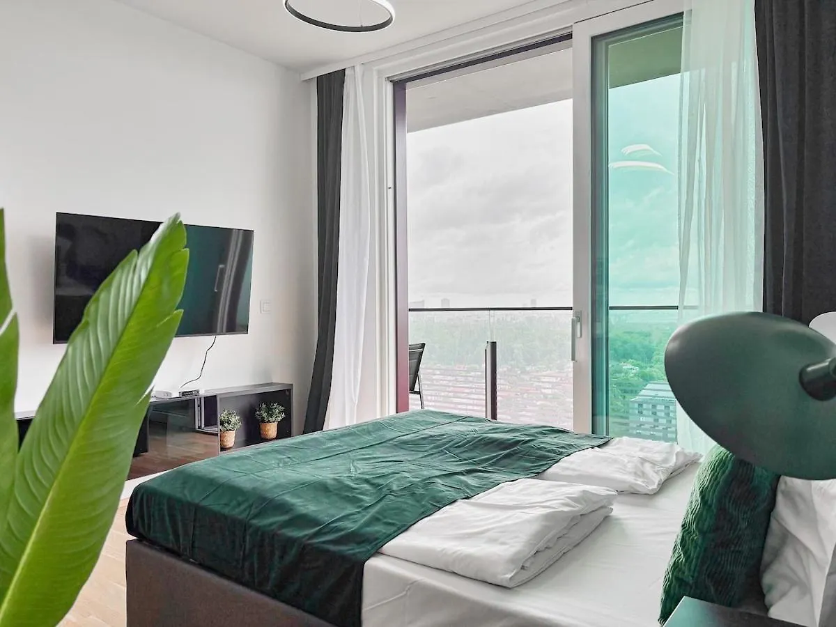 High Rise Balcony I Roof Top Pool I Close To Metro Viena