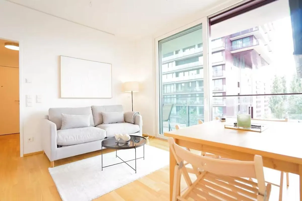Apartment High Rise Balcony I Roof Top Pool I Close To Metro Vienna