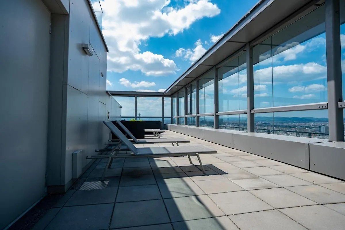 High Rise Balcony I Roof Top Pool I Close To Metro Vienna