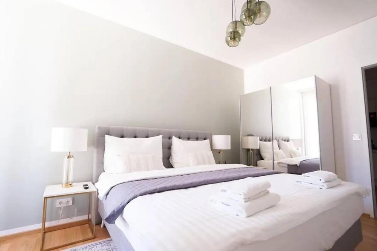 Apartment High Rise Balcony I Roof Top Pool I Close To Metro Vienna