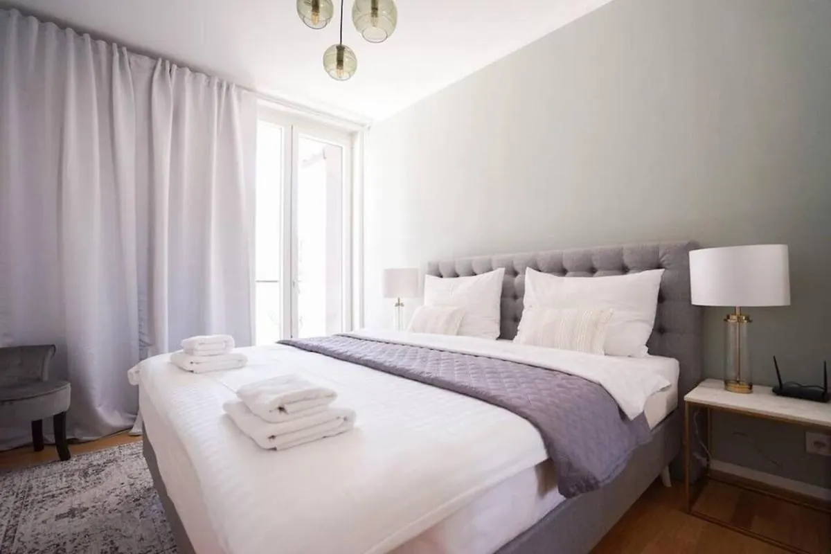Apartment High Rise Balcony I Roof Top Pool I Close To Metro Vienna